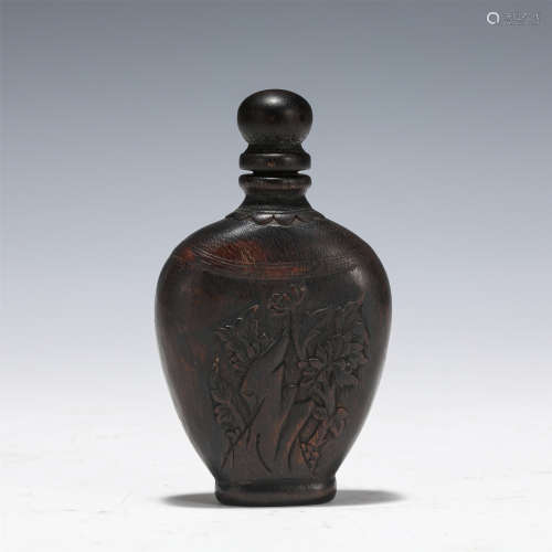 A CARVED ALOES-WOOD SNUFF BOTTLE