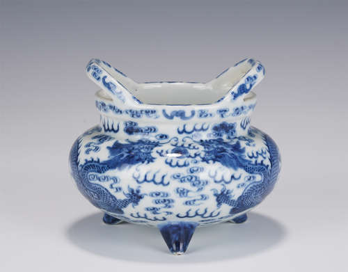 A BLUE AND WHITE DRAGON CENSER