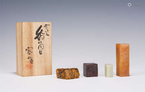 A GROUP OF TIANHUANG AND JADE SEALS WITH WOODEN BOX