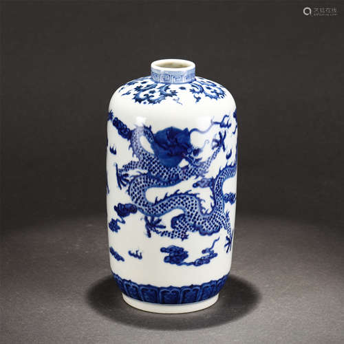 A BLUE AND WHITE DRAGON VASE