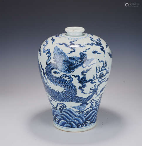 A BLUE AND WHITE DRAGON VASE MEIPING