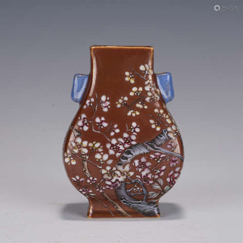 A FAMILLE ROSE BLOOMS ARROW VASE