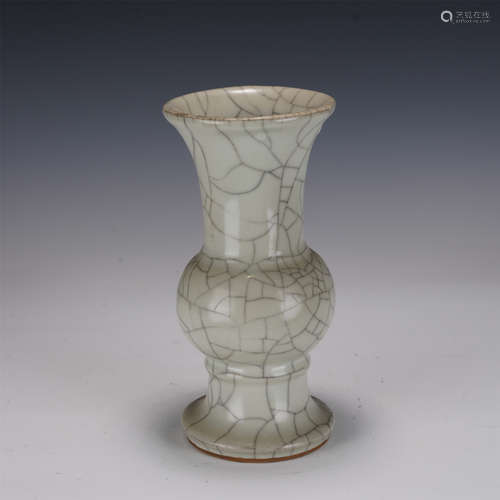 A GE-WARE CRACKLE BEAKER VASE