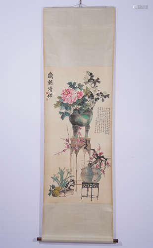 A CHINESE PAINTING HANGING SCROLL OF HUNDRED ANTIQUES