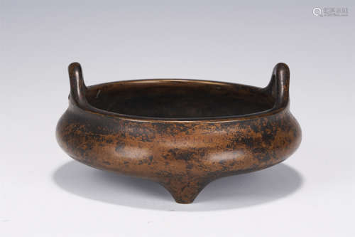 A BRONZE TRIPOD CENSER WITH DOUBLE HANDLES