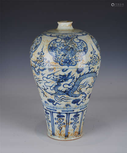 A BLUE AND WHITE DRAGON VASE MEIPING