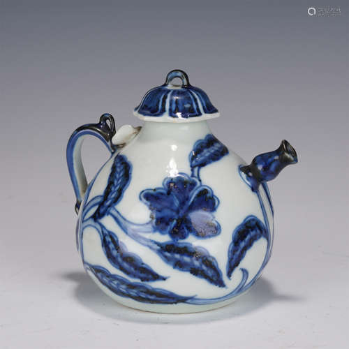 A BLUE AND WHITE FLORAL WATER DROPPER