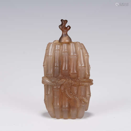 A CARVED AGATE SNUFF BOTTEL QING DYNASTY