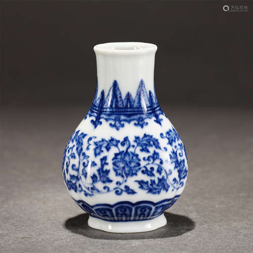 A BLUE AND WHITE FLORAL SCROLLS ZUN VASE