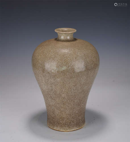 A GE-WARE CRACKLE VASE MEIPING