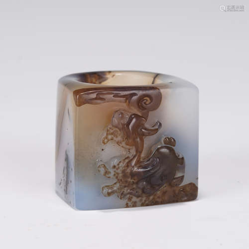 A CARVED AGATE ARCHERS RING SUZHOU SCHOOL