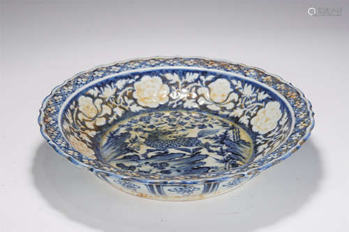 A BLUE AND WHITE LOBED DISH