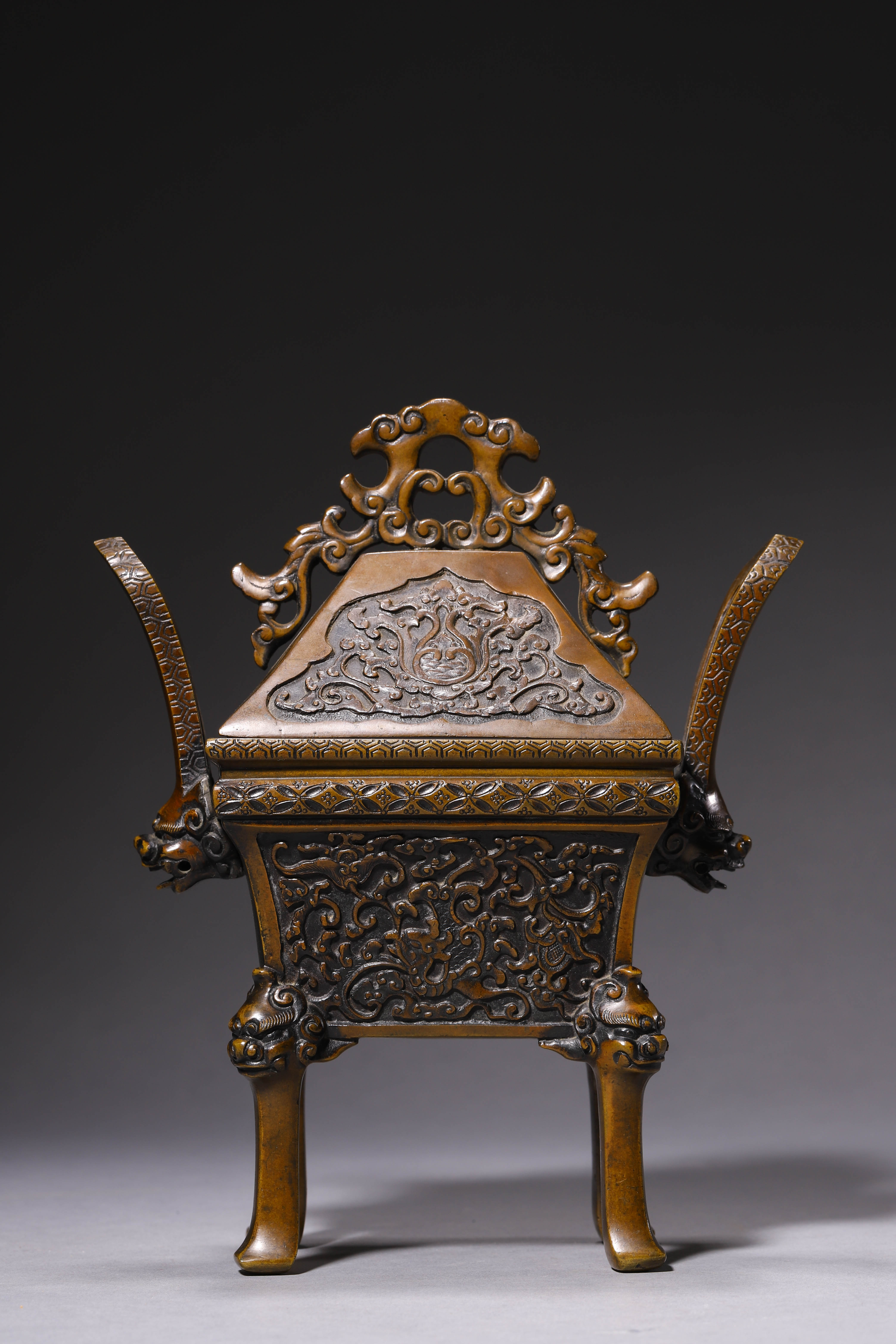 日本18世纪末期 铜螭龙穿花纹兽足鼎式盖熏