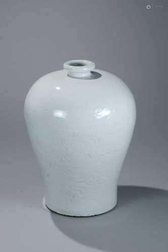 An Incised White Glaze Dragon Meiping Vase