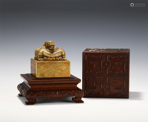 A GILT-BRONZE BEAST SEAL WITH WOODEN BOX