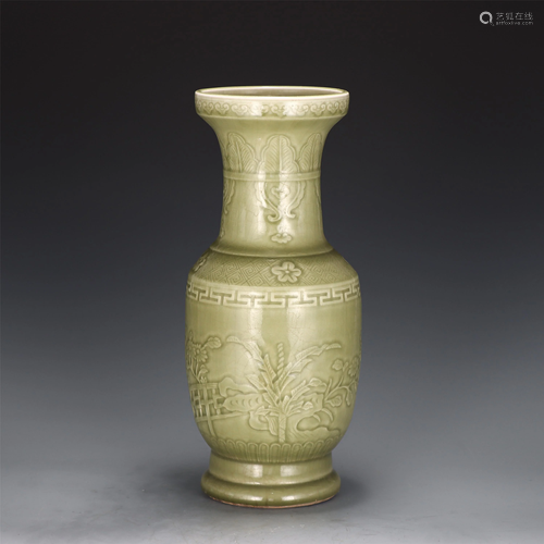 AN INCISED CELADON GLAZED VASE