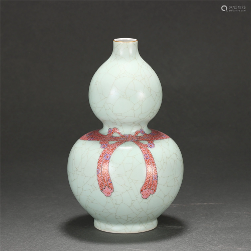A FAMILLE ROSE DOUBLE GOURDS VASE