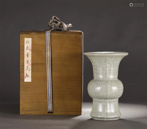 A GE-WARE CRACKLE BEAKER VASE WITH WOODEN BOX