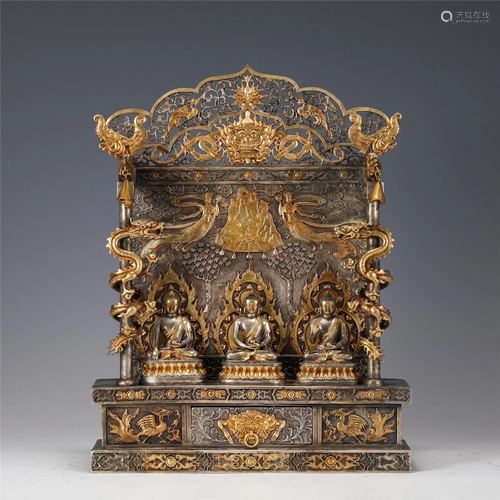 A SILVER AND GOLD INLAID BRONZE BUDDHA GROUP WITH NIC…