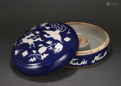 A BLUE GLAZED RESERVE DECORATED BOX WITH COVER