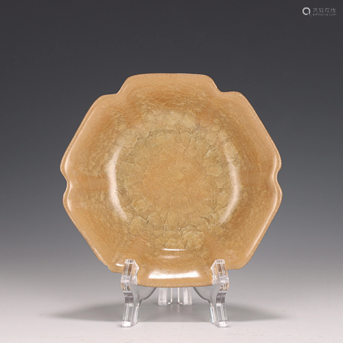 A GUAN-WARE CRACKLE LOBED DISH