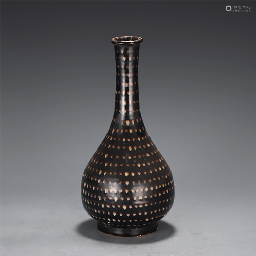 A JIZHOU-WARE BOTTLE VASE