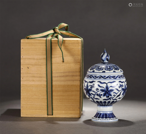 A BLUE AND WHITE STEAM CUP WITH COVER WITH WOODEN …