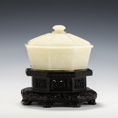 A FINE CARVED WHITE JADE OCTAGONAL BOX WITH WOODEN
