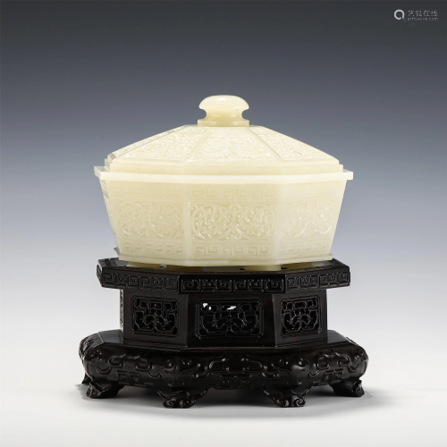 A FINE CARVED WHITE JADE OCTAGONAL BOX WITH WOODEN