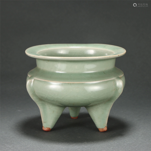 A LONGQUAN CELADON GLAZED TRIPOD CENSER