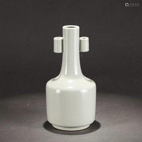 A WHITE GLAZED ARROW VASE