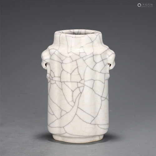 A GE-WARE CRACKLE VASE WITH DOUBLE HANDLES