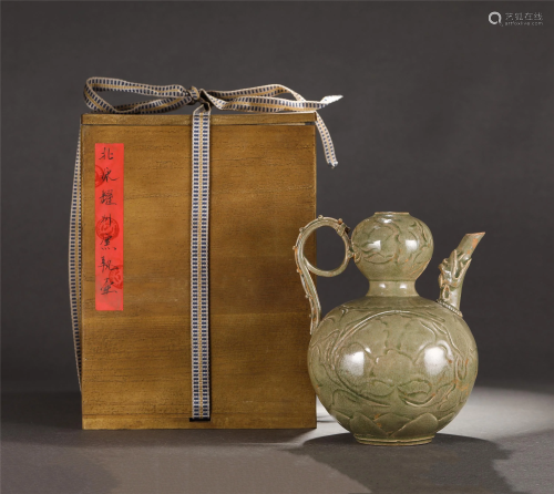 A YAOZHOU-TYPE EWER WITH WOODEN BOX