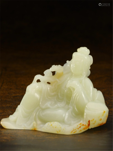 A CHINESE CARVED JADE SEATED STATUETTE OF GUANYIN