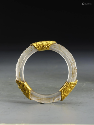 A CHINESE GOLD MOUNTED CRYSTAL BANGLE