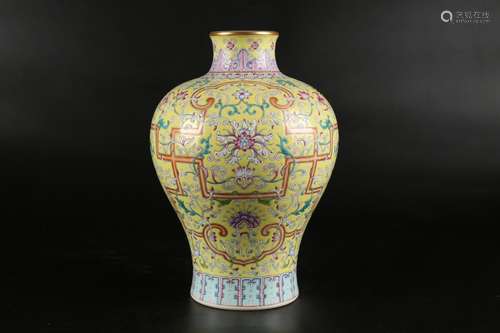 Chinese Qing Dynasty Qianlong Yellow Ground Famille Rose Por...