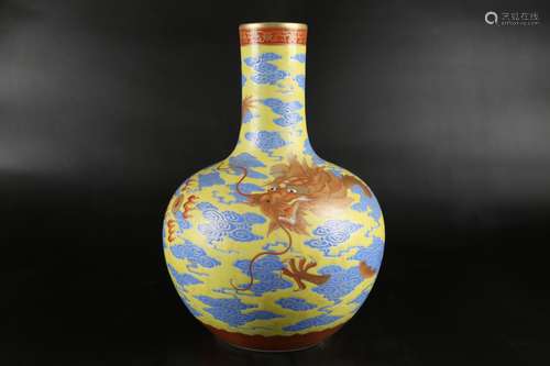 Chinese Qing Dynasty Qianlong Yellow Ground Famille Rose Por...