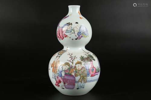 Chinese Qing Dynasty Yongzheng Famille Rose Porcelain Bottle