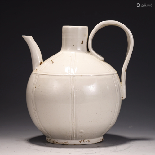 A WHITE GLAZE PORCELAIN POT