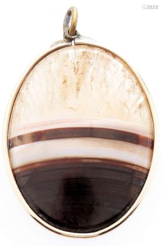 A gold framed oval agate pendant Slight wear