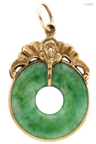 A Chinese jade bi disc and gold bat pendant, 3.1g Good condi...