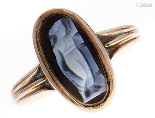 An Edwardian hardstone cameo ring, in 9ct gold with reeded s...