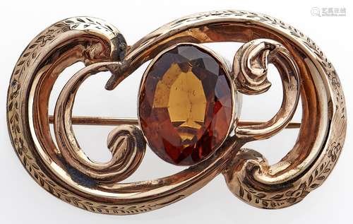 A Victorian citrine brooch, late 19th c, in gold, 10.6g Wear...