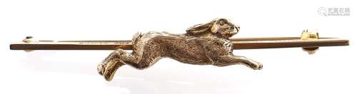 A 9ct gold running hare bar brooch, 6.3g Good condition