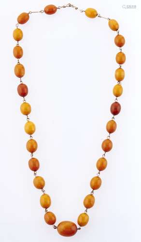 A necklace of amber beads, 25g