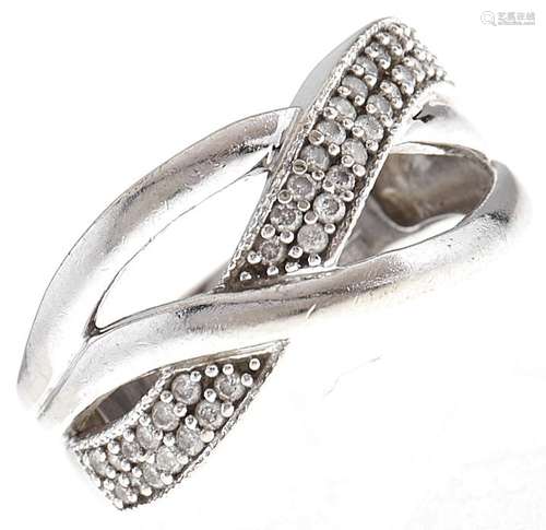 A diamond entwined ring, in 9ct white gold, 7.7g, size N Lig...