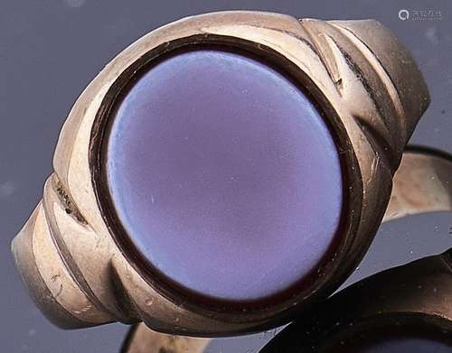 An Edwardian onyx signet ring, in 9ct gold, Chester 1907, 5....