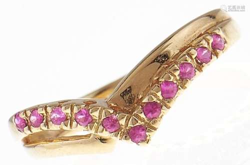 A ruby dart ring, in 18ct gold, 2.8g, size N Good condition