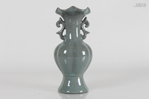 A Chinese Duo-handled Crack-glaze Porcelain Fortune