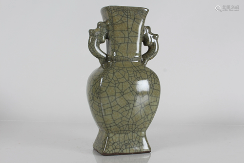 A Chinese Duo-handled Crack-glaze Porcelain Fortune